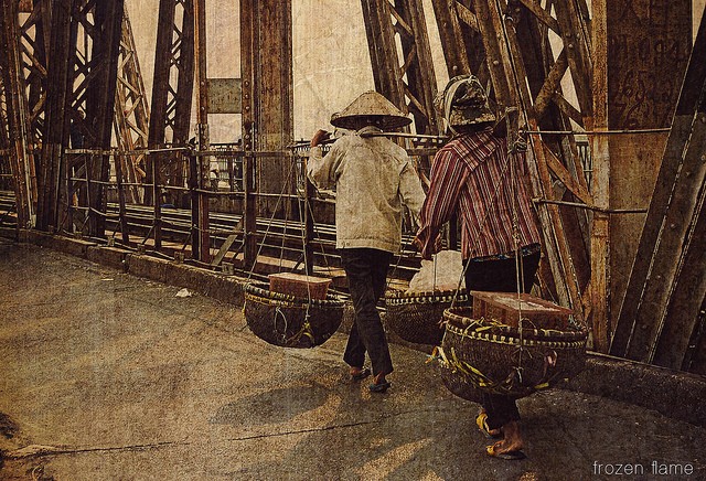 Gánh hàng qua cầu Long Biên